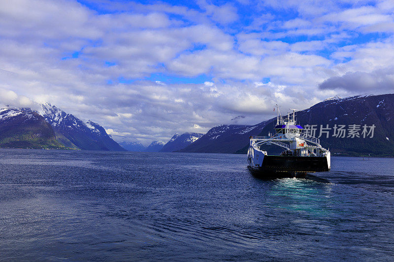 汽车渡轮从Solavågen穿过jørundfjorden fjord